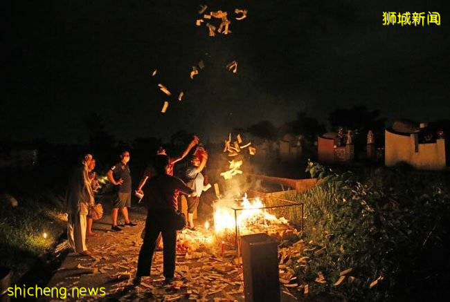 逾20善信备祭品 坟场迎“好兄弟”