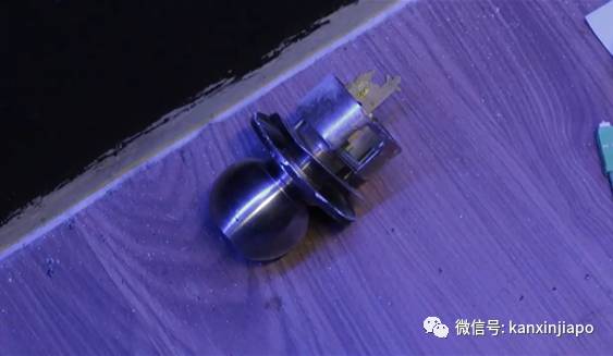 新加坡警方深夜突击歌厅影片曝光!木门碎裂,把手也掉落在地