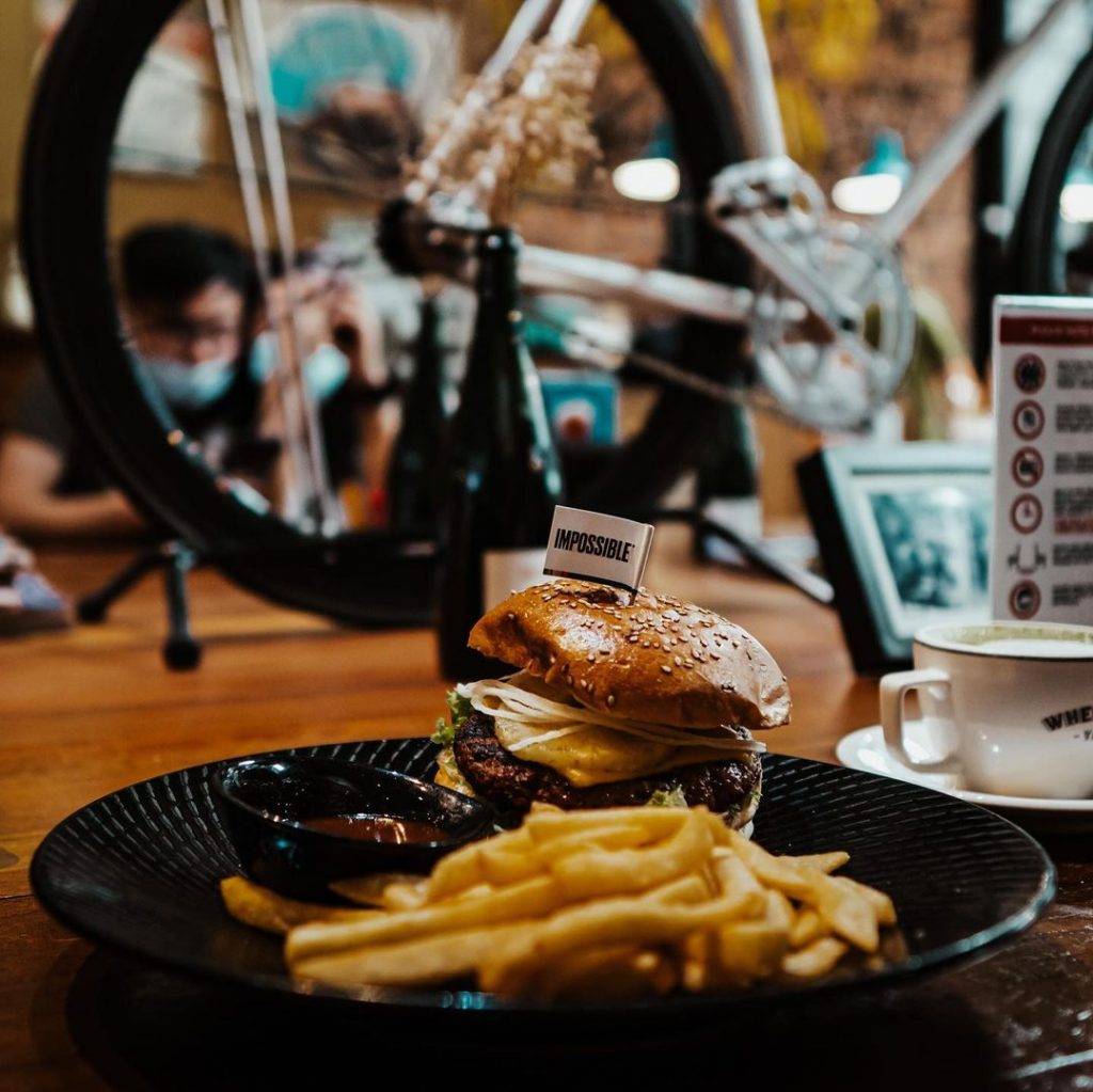 舊倉庫的秘密🤫 Wheeler's Yard獨立式單車咖啡廳🚴‍♀️ 硬朗工業風+藍色大閘門個性又帶感