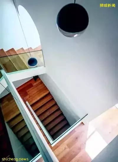 王冠逸入住新加坡新居,兩層樓半房子打造成白雪宮