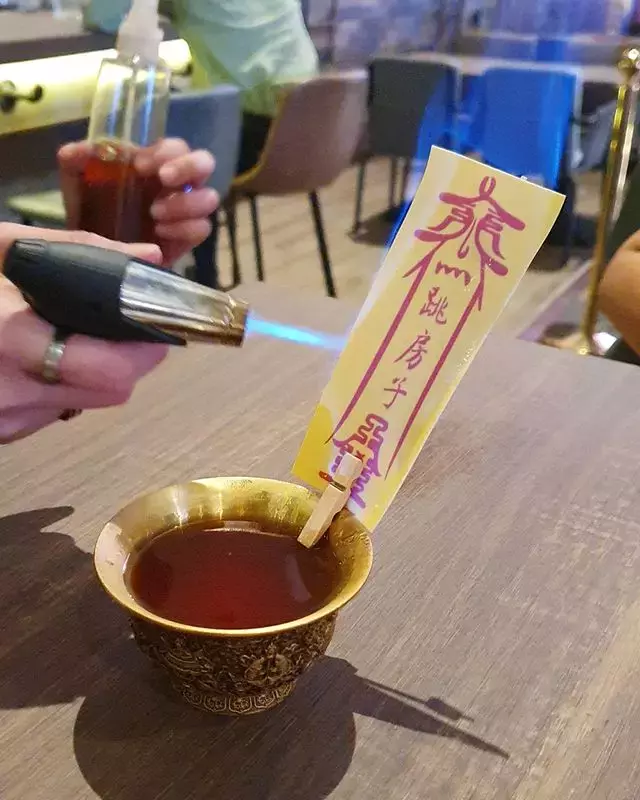 Hopscotch的幸运符鸡尾酒好独特😲燃烧的符纸可食用,看了想喝又不敢喝🪄