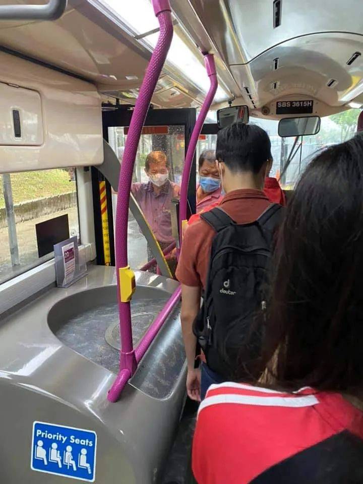 昨天!新加坡遭40年来最强暴雨袭击,全岛多处被洪水淹没,驾车犹如水中行船