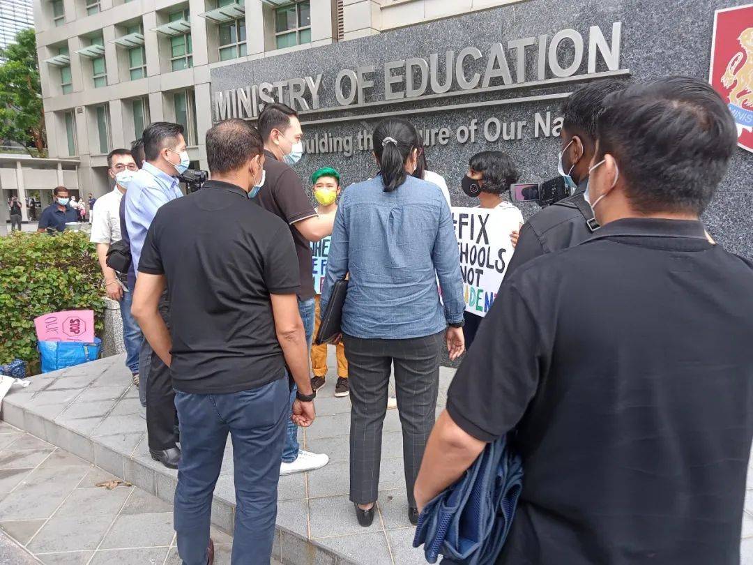 新加坡教育部門口驚現一批學生舉牌示威！學校裏到底發生什麽事