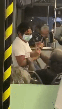 新加坡巴士“雙雄互毆”,揍人者賊像“洪金寶”