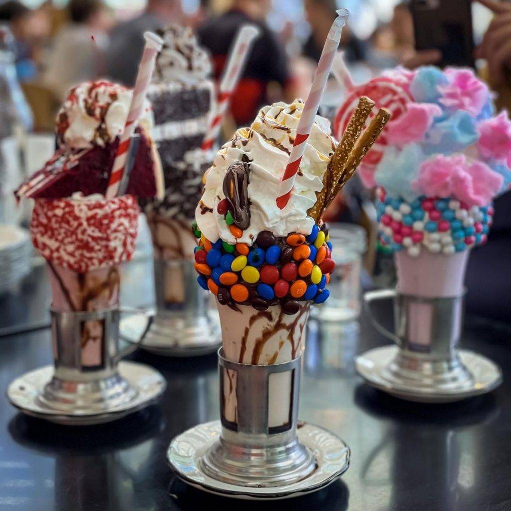 卡路裏炸彈💣 Black Tap高顔值彩色奶昔🌈 喝爆這份甜蜜負擔！重量級甜點+大分量餐點🤤