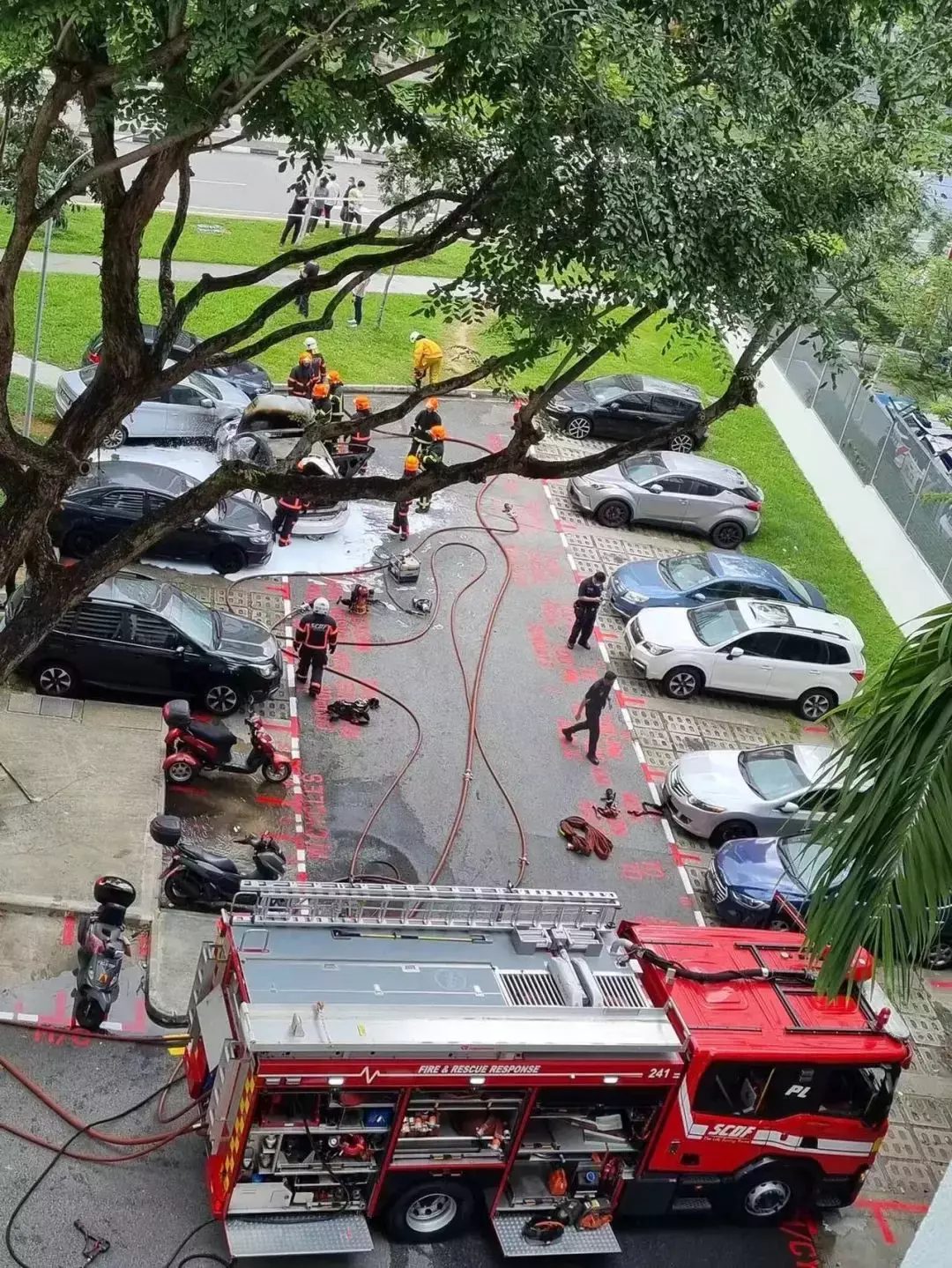 現場淒慘！新加坡白色車輛突然起火，1人死亡