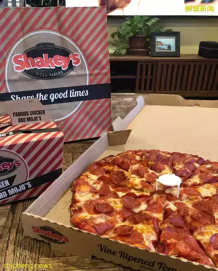 Shakey's Pizza来到乌节路啦🎉主打薄皮披萨，口感酥脆，还有特色炸马铃薯饼🤤 