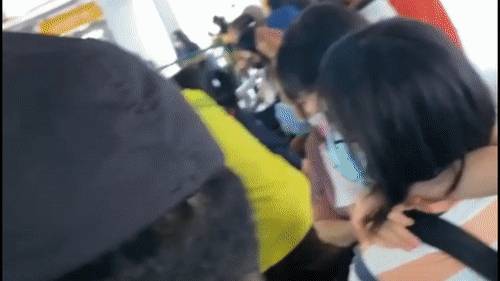 突发!新加坡一巴士从高处摔下,90度翻车窗户全碎!14人被紧急送往医院