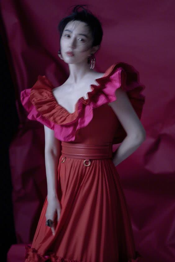 范冰冰为复出也是拼了!罕见大尺度登新加坡杂志,好身材太劲爆