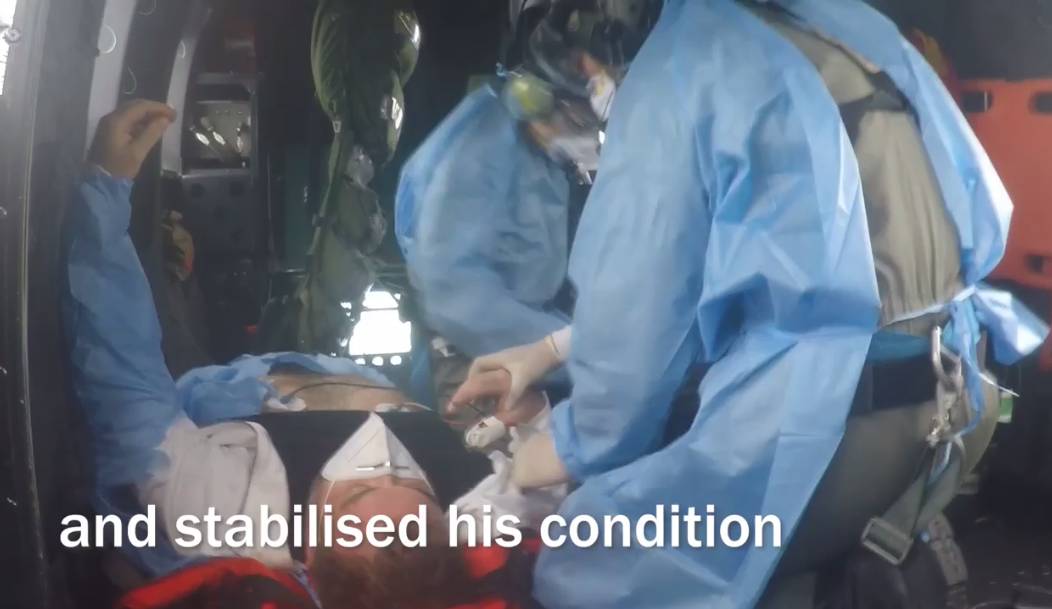 新加坡空軍出動直升機，爲了從遊輪上救人