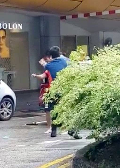 【男人打架也抓頭發】占道起糾紛 德士叔 杠上 私召車司機