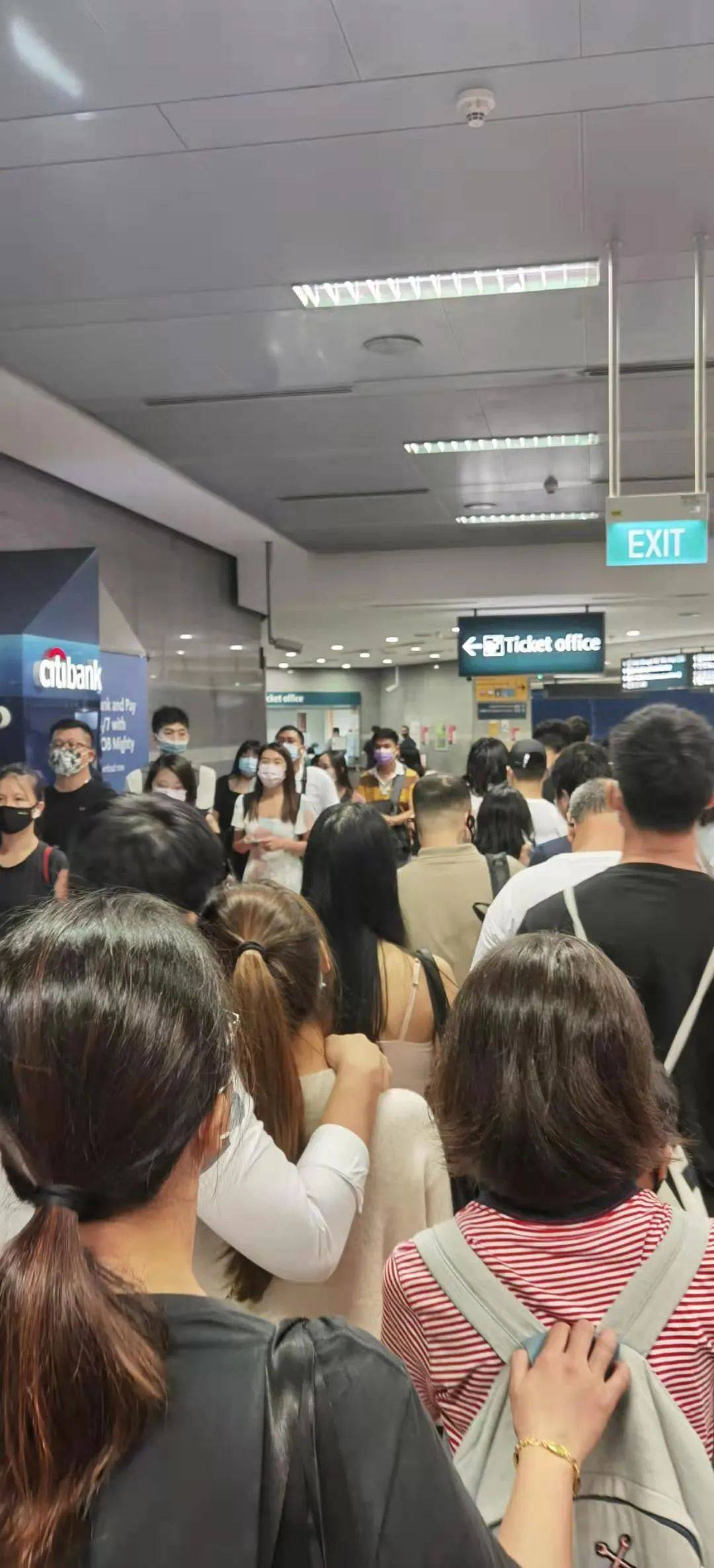 年底了 挤！爆！了