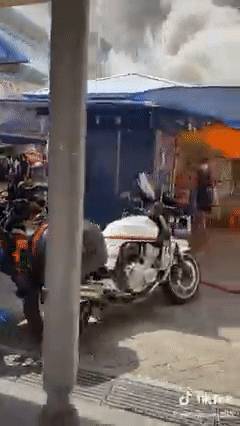 恐怖！新加坡這個食閣煤氣罐爆裂，發生大火！兩小夥勇敢救急