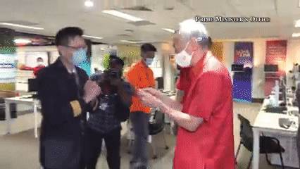 新加坡總理李顯龍魔性拜年視頻火了！各部長花式拜年，竟有財神爺上門討債