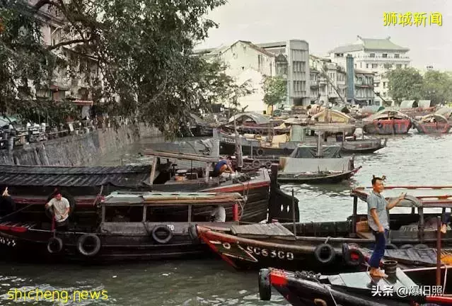 45 張照片,捕捉 1971 年新加坡的街景,來尋找中華文化的痕迹吧