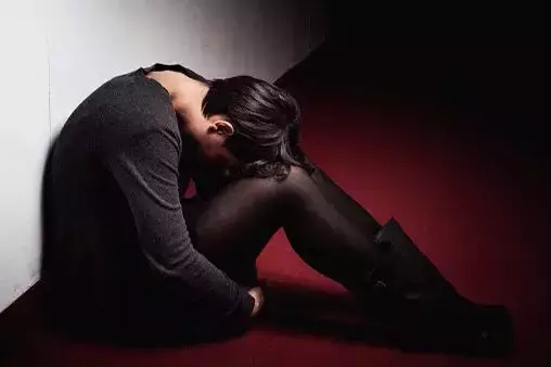 新加坡这老人将8岁小外孙女当”性玩具“,判坐牢14年