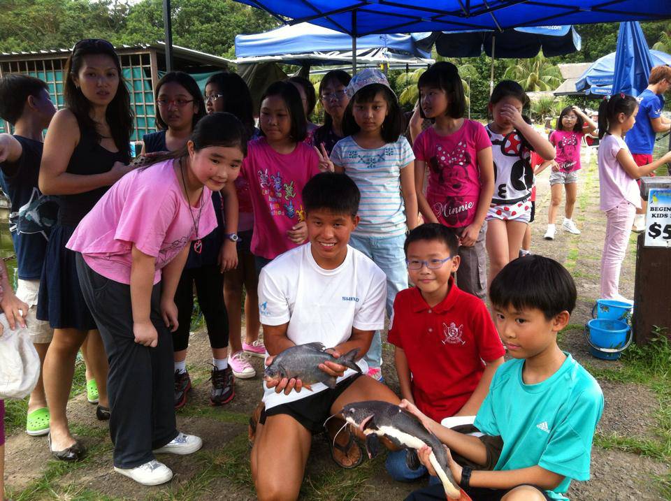 撈魚、釣蝦、蹦床、開挖機、燒烤...這家24小時新加坡農場，太好玩了吧