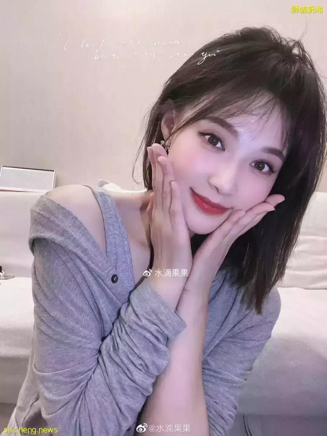 成龙和空姐搂肩照流出,还要电话、地址?女方回应!他两次为新加坡做好事而被骂