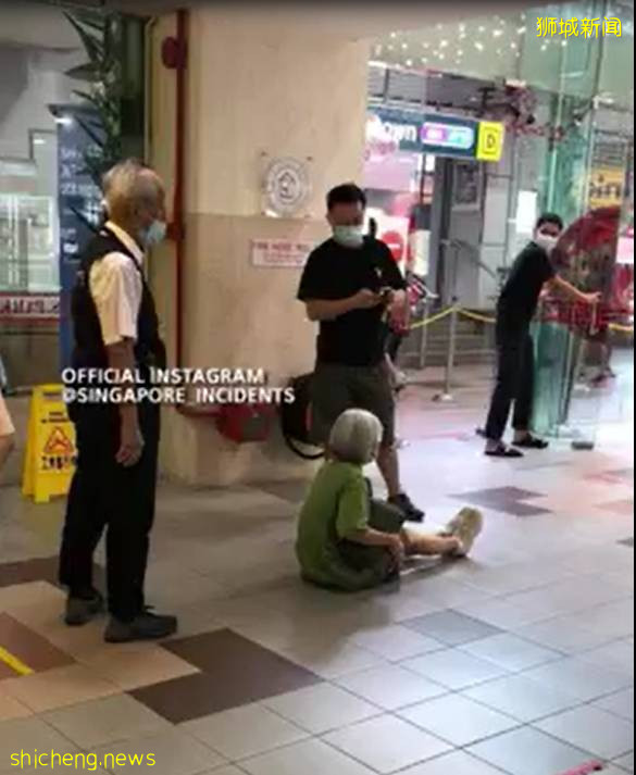 這位新加坡老人沒打疫苗,不允許進入商場後坐地撒潑