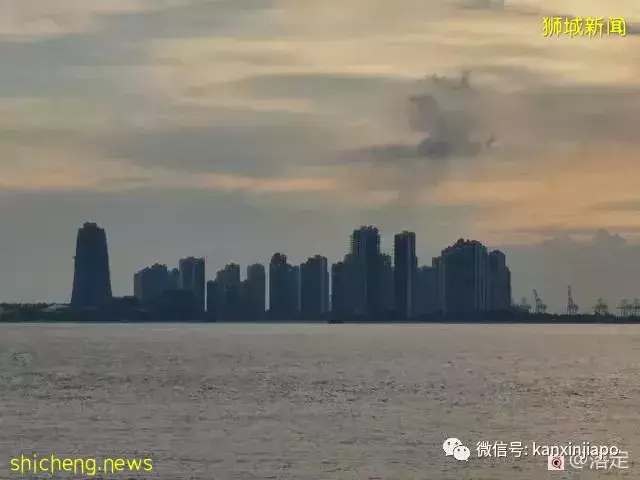 在新加坡看落霞云归，远眺柔佛海峡灯塔复明