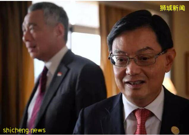 新加坡“請辭總理”公文包走紅，網友感歎：急流勇退