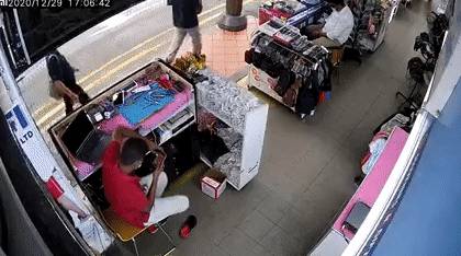 汽車沖進實龍崗路人行道導致兩人受傷,司機涉嫌酒駕被捕