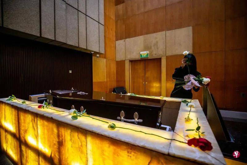 她,套上一身黑从夜店转战这份高贵的职业,如同破茧而出的蝴蝶