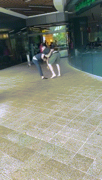 天气热火气大?!新加坡两个大男人当街互殴