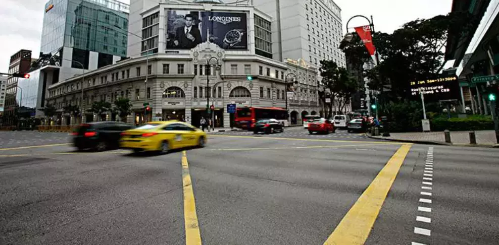 新加坡奥迪车主飙车一时爽,吊销驾照罚款少不了