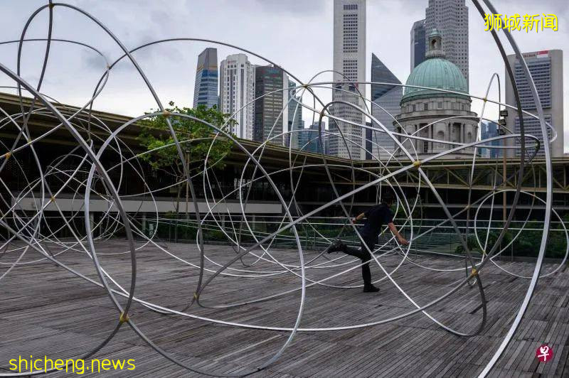 新加坡国家美术馆里这个焦黑躺平趴在地上的“躯体”，跟物理学和针灸穴位有啥关系