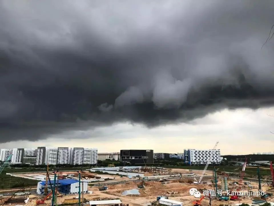 世界末日既视感，磅礴大雨似海啸来袭！新加坡昨4小时降了半个月的雨量