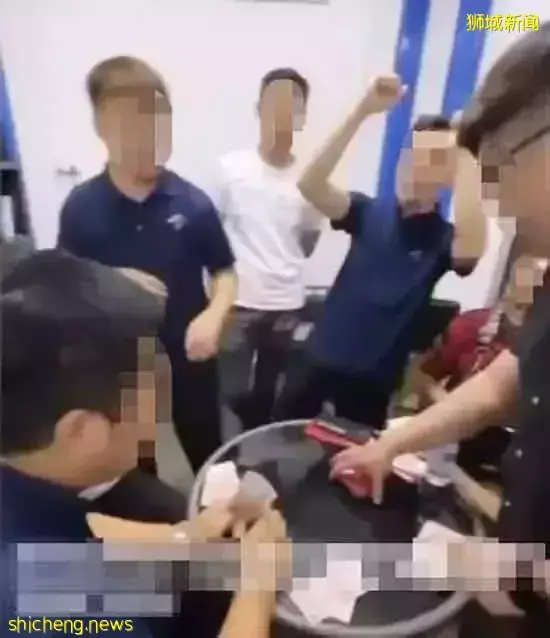 狮城殡葬业者庆新年 7人围坐 “无罩”玩牌唱歌