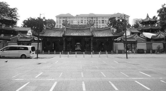 南洋空间的嬗变：新加坡华人庙宇的多元杂义性