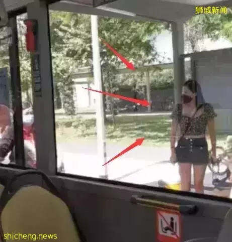 新加坡靓妹不滿車長讓輪椅老翁先下車發飙遭炮轟,得知真相啪啪捂嘴