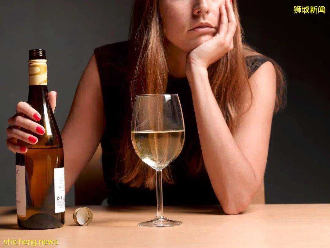 可怕！這個中國男子追求不成、反掐新加坡女室友的脖子