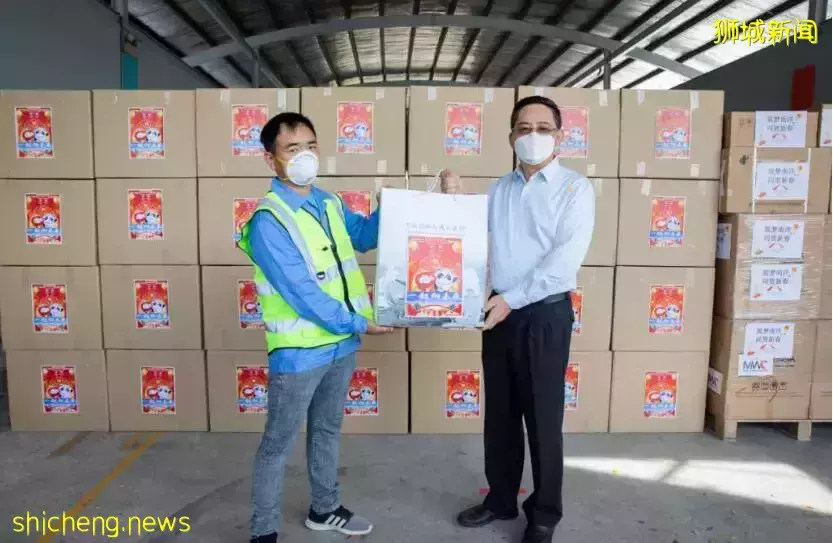 中国驻新加坡大使馆慰问中国客工,都送点啥?满屏都是大熊猫