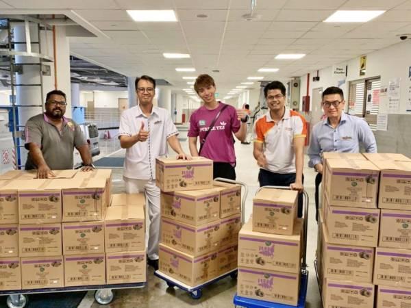 ◤武汉肺炎◢ 艺人丘俊鑫派健康饮品 为医护人员及民众打气