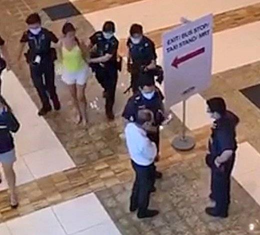 广场内突泼汤咬人 刁妇被捕