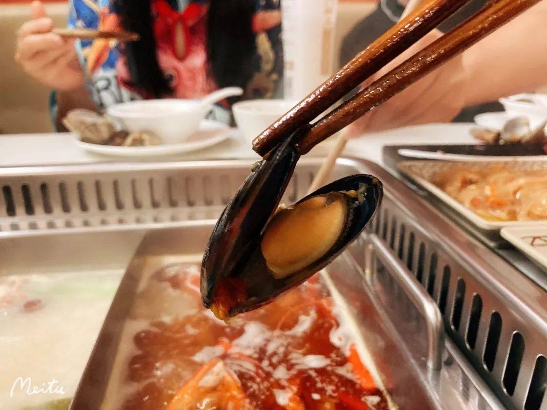 9.9新起吃網紅火鍋！小龍蝦湯底、花雕膠原湯，好喝到湯底都不剩