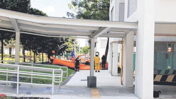 吊架倾斜悬挂在21楼 2工人受困高空 1小时