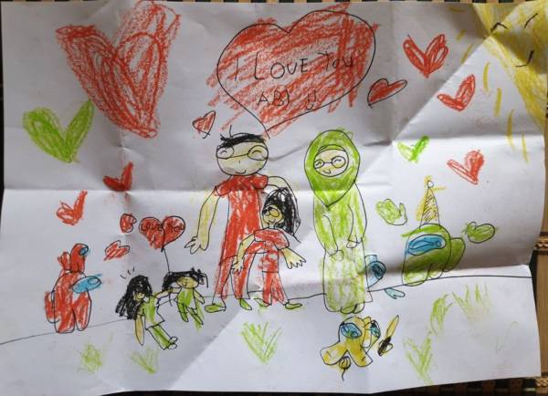 收到妻子新山寄来包裹 内藏女儿手绘全家福 越堤爸爸哭了