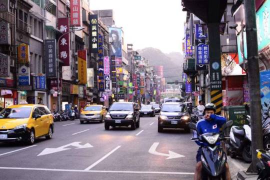 因嫌新加坡疫情严重,她死活要带孩子离开!法官这样判