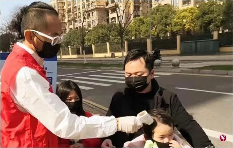 新加坡动漫教师在苏州当义工 利用双语优势向洋人传授防疫措施