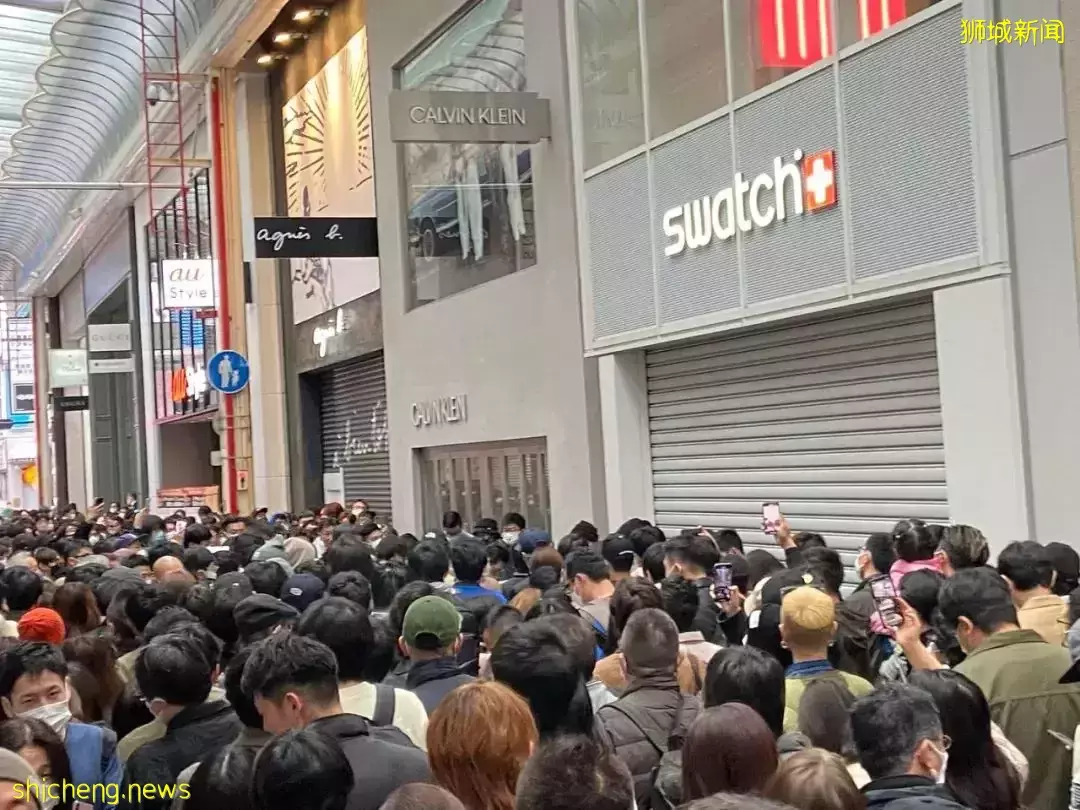 實拍!新加坡濱海灣金沙和烏節路人山人海,因爲它!有人暈倒、對警察喊:拿槍射我啊