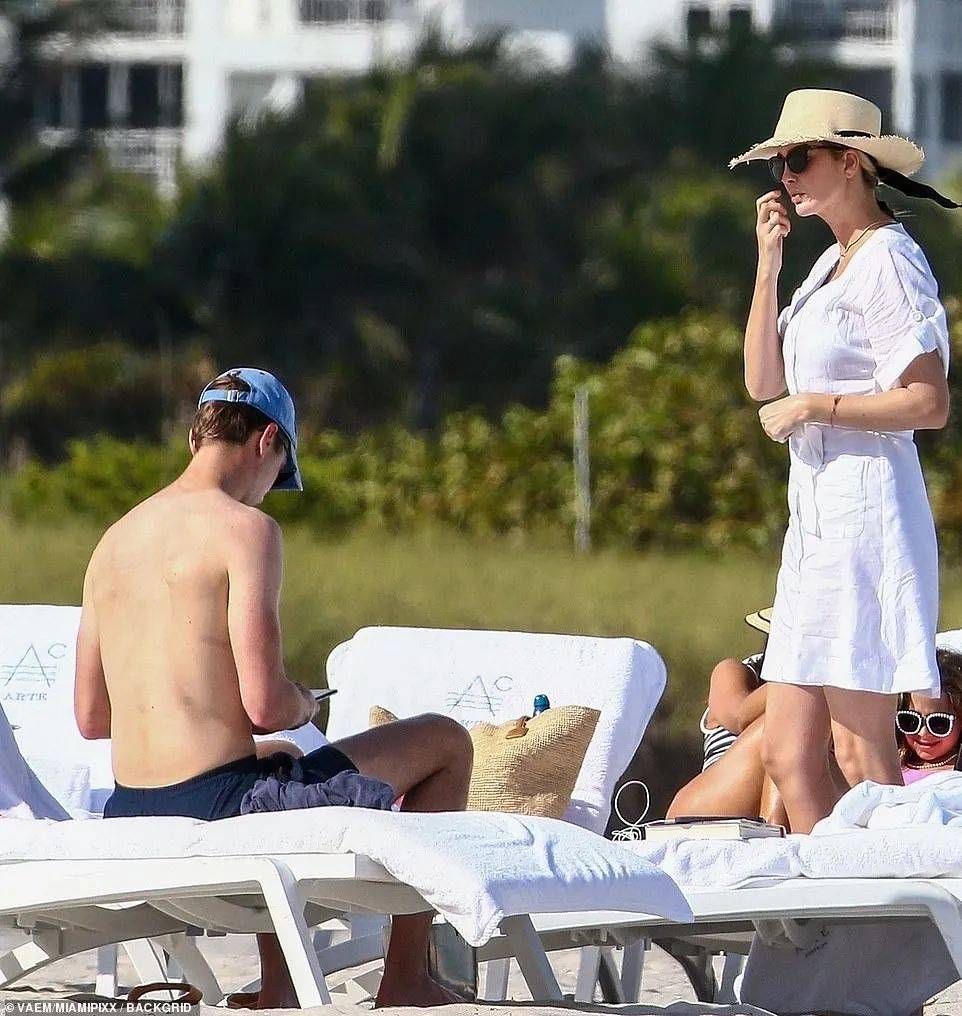 特朗普的女兒女婿度假時,被狗仔拍到在讀《李光耀傳記》