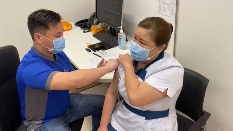 40名国家传染病中心的前线医护人员于前天接种冠病疫苗,成为新加坡首批疫苗接种人员