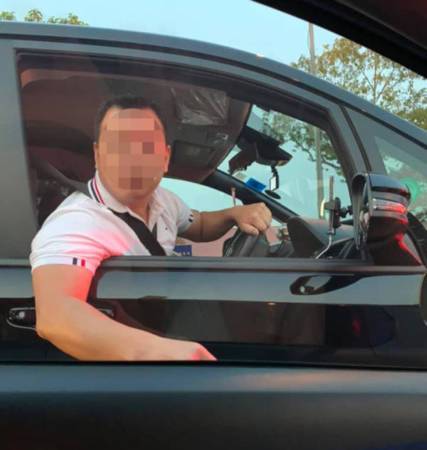 长堤上切换车道不果 男司机发飙吼叫