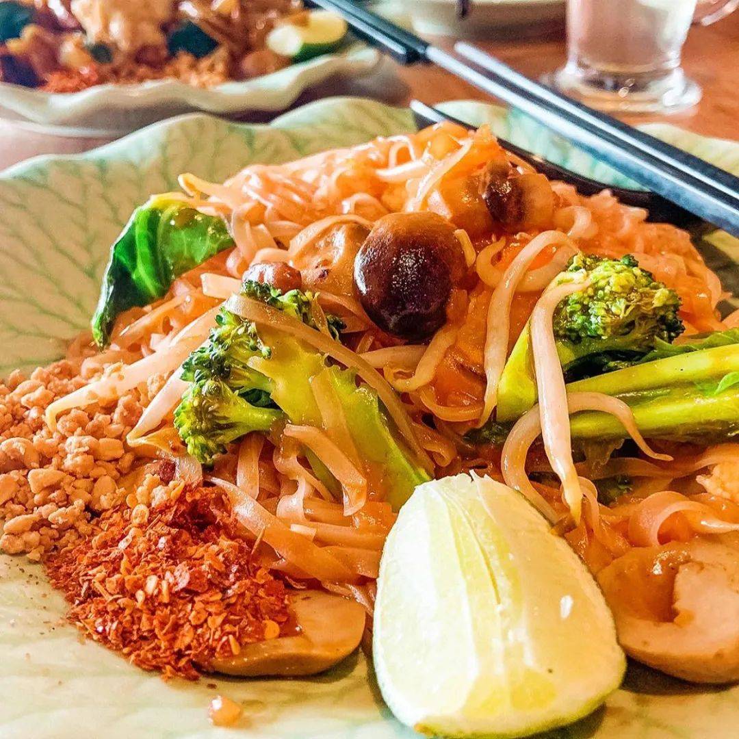 狮城的雨季来一口热辣暖胃的“冬阴功汤”，整个人仿佛回到泰国