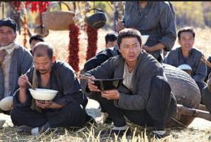 法國女生做這個動作侮辱華人，在新加坡被炮轟！亞洲蹲，一個碾壓歐美的姿勢