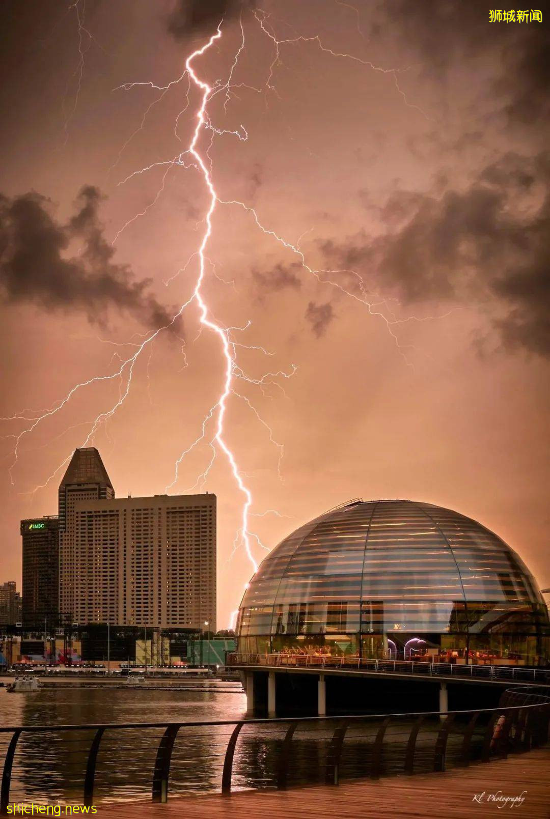 实拍新加坡奇异天象!黑云压境,闪电从天劈下